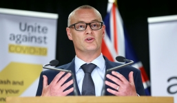 Bộ trưởng Y tế New Zealand bị giáng cấp vì đi biển giữa mùa dịch