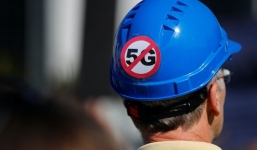 Nhà mạng Anh khốn khổ cầu xin người dân ngừng đốt tháp 5G