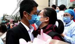 Y bác sĩ bật khóc khi đoàn tụ cùng gia đình sau đại dịch