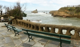 Một thành phố của Pháp cấm ngồi ghế công viên quá 2 phút