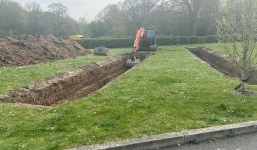 Anh huy động máy xúc đào mộ tập thể cho nạn nhân Covid-19