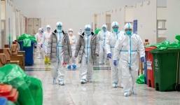 Tận mắt xem khoảnh khắc Covid-19 xâm chiếm tế bào khỏe mạnh