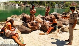 Vi phạm lệnh phong tỏa, du khách phải viết kiểm điểm 'xin lỗi' 500 lần