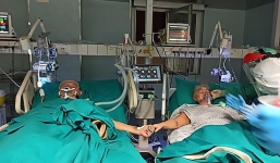 Cặp vợ chồng mắc Covid-19 nắm chặt tay, mừng đám cưới vàng trong ICU