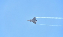 Người đàn ông bị văng khỏi chiến đấu cơ Pháp 