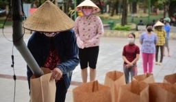 Chen lấn, giành giật quà từ thiện: Đừng để bị lòng tham chi phối