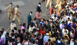 Hàng trăm người biểu tình khi Ấn Độ gia hạn phong tỏa toàn quốc