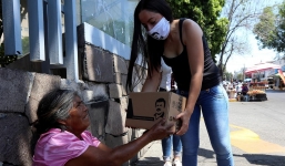 Con gái trùm ma túy khét tiếng nhất Mexico đi viện trợ Covid-19