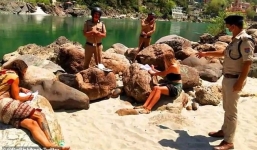 Hết tiền, 6 du khách sống trong hang cả tháng phong tỏa