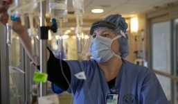 Số người chết vì Covid-19 tại Mỹ vượt cúm mùa, tai nạn giao thông