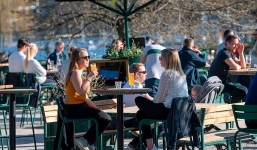 Trải qua ngày đen tối nhất, người dân Thụy Điển vẫn tụ tập tắm nắng, ăn hàng