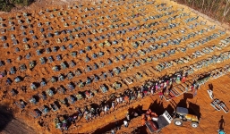 Nạn nhân Covid-19 Brazil được chôn cất 'như cảnh trong phim'