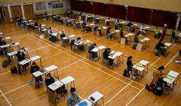 Thi đại học Hong Kong: Thí sinh đeo khẩu trang, ngồi cách nhau 2m 