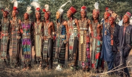 Nơi đàn ông trang điểm, làm tóc hàng giờ để quyến rũ phụ nữ