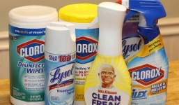 Phòng Covid-19, người New York uống thuốc tẩy sau câu nói hớ của Trump