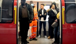 Covid-19 tồn tại lâu trong không khí nơi đông người, thiếu thông gió