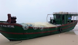 Tàu lạ không người dạt vào bờ biển Quảng Bình