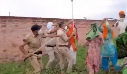 Cảnh sát Ấn Độ bị ném đá vì hỏa táng người nghi nhiễm Covid-19