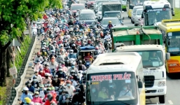 Các cửa ngõ Sài Gòn kẹt cứng sáng 30/4