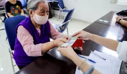 Người dân nhận tiền hỗ trợ từ gói 62.000 tỷ ngay dịp lễ