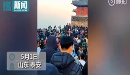 Hàng nghìn người Trung Quốc nhồi nhét đi ngắm bình minh bất chấp dịch