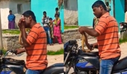 'Ma men' cắn rắn vì bị chặn đường khi đi mua rượu