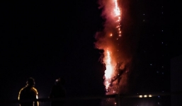 Tòa nhà chọc trời UAE chìm trong biển lửa