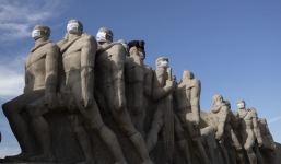 Gần 300.000 người chết vì Covid-19, báo động đợt bùng phát mới