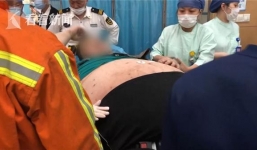 12 lính cứu hỏa chật vật đưa anh chàng hơn 200 kg ra khỏi nhà