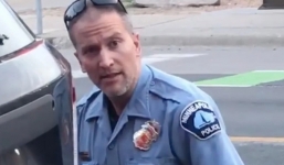 Lời cầu cứu thảm thiết của người da màu bị cảnh sát kẹp cổ