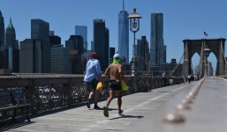 Mỹ sang trang mới mùa dịch Covid-19 khi số ca tử vong gần mốc 100.000