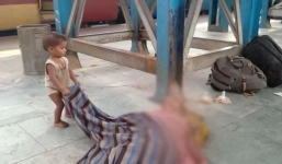 Xót xa cảnh em bé cố đánh thức người mẹ đã chết tại ga tàu