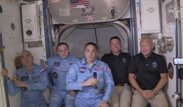 Khoảnh khắc lịch sử: Phi hành gia Mỹ lên Trạm vũ trụ ISS sau 19 giờ