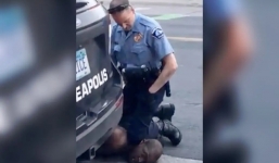 Loạt video ghi toàn cảnh vụ người da đen bị cảnh sát đè cổ tại Mỹ