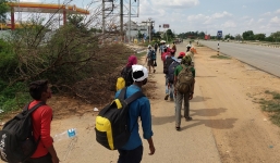 Quá nghèo, người đàn ông phải đi bộ và quá giang 2.000 km về nhà