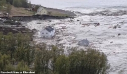 Khoảnh khắc 8 tòa nhà bị biển nuốt chửng, đoạn bờ khổng lồ biến mất