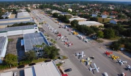 Thị trấn xa hoa nhất thế giới, nơi người dân lái máy bay đi ăn sáng