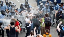 Giữa bất ổn, cảnh sát Mỹ đánh phụ nữ da màu gây sục sôi