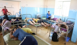 Hàng trăm người nhập viện sau khi dự tiệc cưới 60 mâm