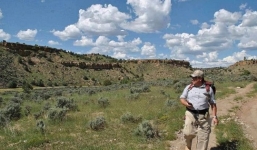 Phát hiện rương kho báu chứa đầy vàng ngọc trên núi hoang