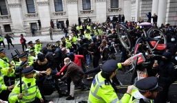 Thủ đô nước Anh chìm trong máu lửa ngày cuối tuần