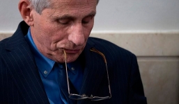 Hơn 2 triệu ca Covid-19 tại Mỹ, cố vấn của Trump thú nhận cay đắng