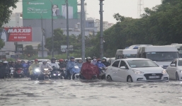 Mưa tầm tã 2 giờ, TP.HCM từ phố hóa sông