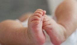 Bé sơ sinh tử vong vì lây Covid-19 từ hàng xóm sang thăm