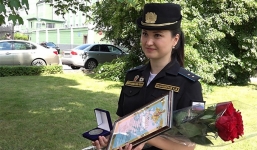 'Lọ Lem' Nga rơi giày khi duyệt binh được ngợi khen nức nở