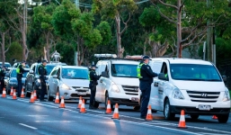 Úc: Nhân viên khách sạn cách ly Covid-19 bị tố ngủ với khách làm bùng dịch