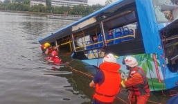 TQ: Xe chở học sinh đi thi đại học lao xuống hồ, ít nhất 21 người chết