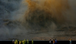 Mưa lũ phủ trắng hai bờ sông Dương Tử, nhiều nơi vượt đỉnh 'đại hồng thủy' 1998