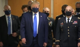 Trump đeo khẩu trang công khai lần đầu tiên gây xôn xao