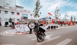 Bốc đầu xe máy chụp ảnh kỷ yếu, nam sinh bị công an triệu tập